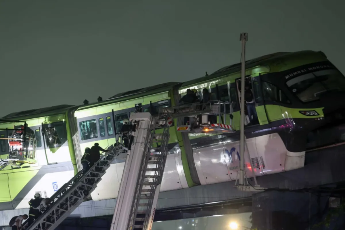 Mumbai Monorail Evacuated by Crane
