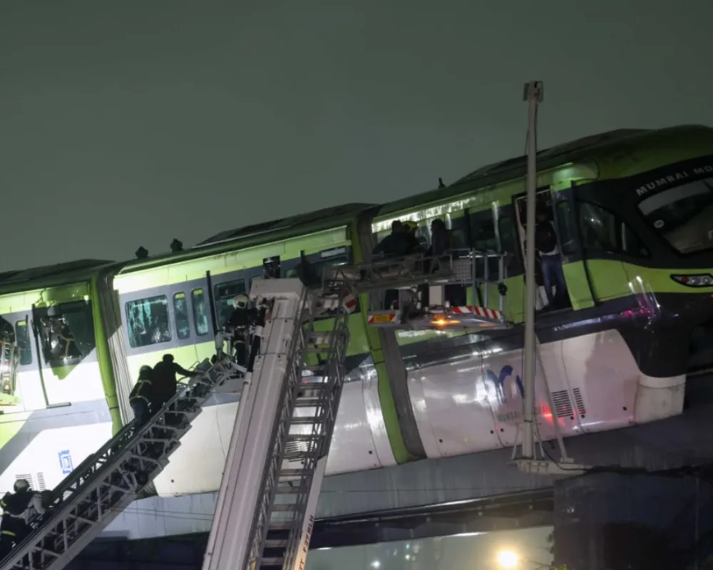 Mumbai Monorail Evacuated by Crane